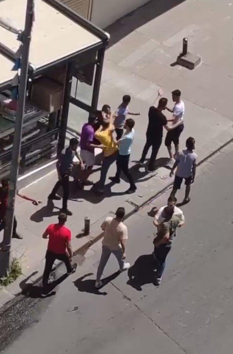 Küçükçekmece'de husumetliler arasında yumruklu kavga çıktı