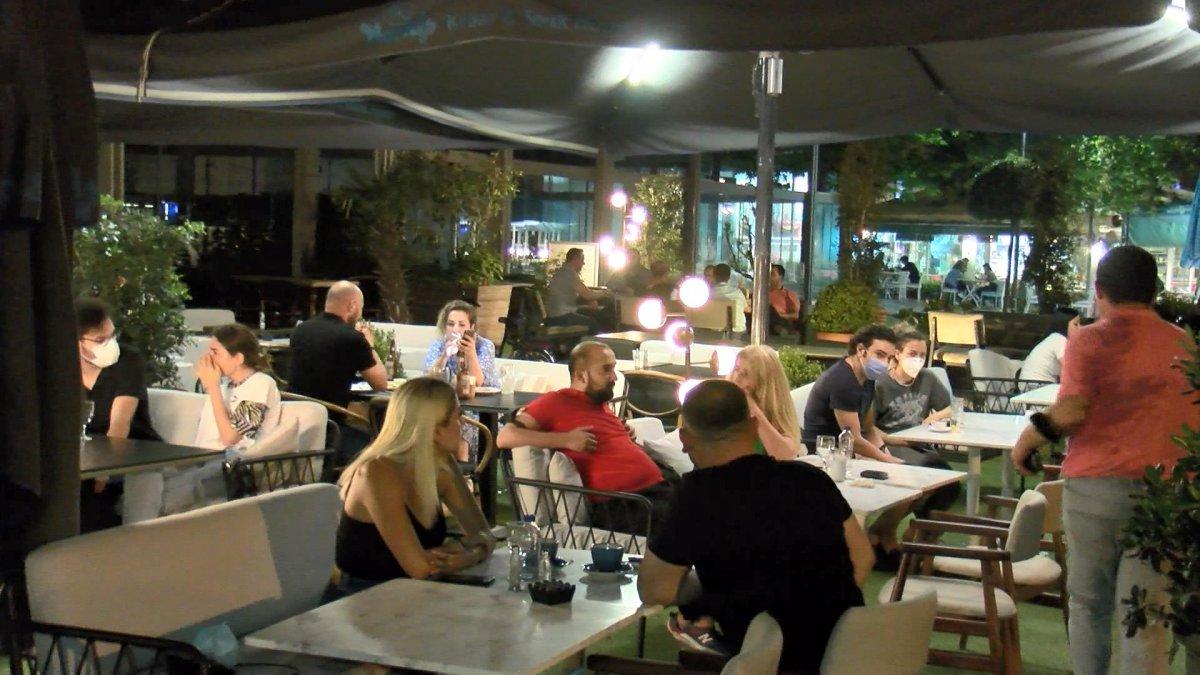 Normalleşmede 3. etap başladı: Bakırköy'de kafeler doldu