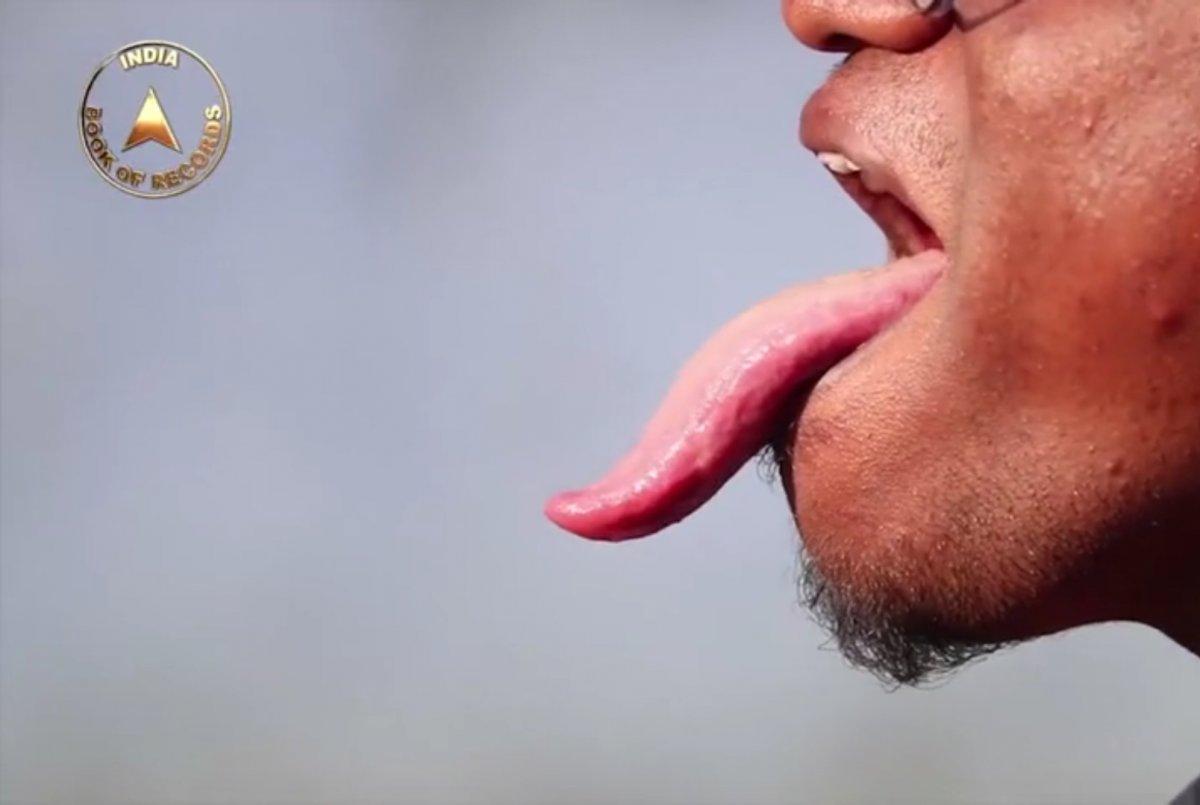 Hindistanlı öğrenci 10,8 cm'lik diliyle rekorlar kitabına girdi