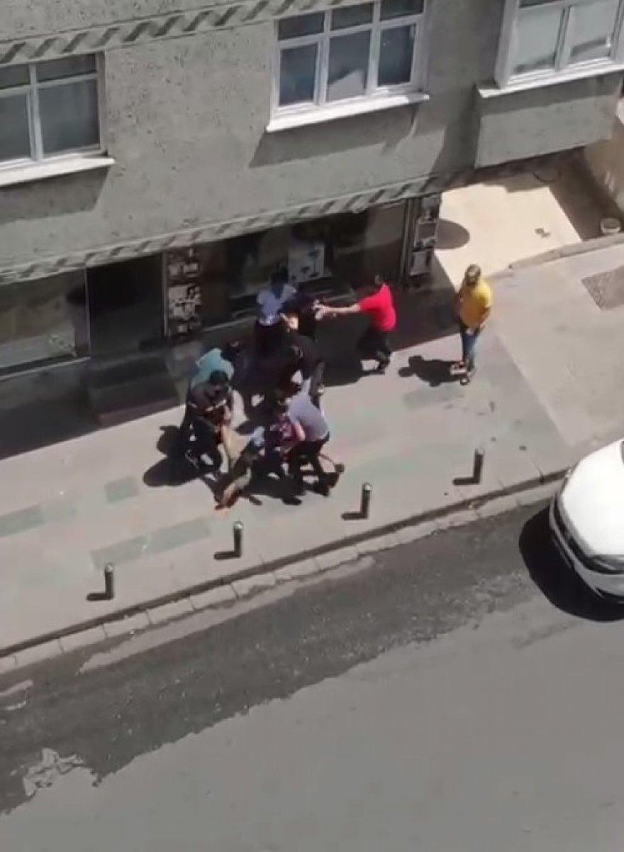 Küçükçekmece'de husumetliler arasında yumruklu kavga çıktı