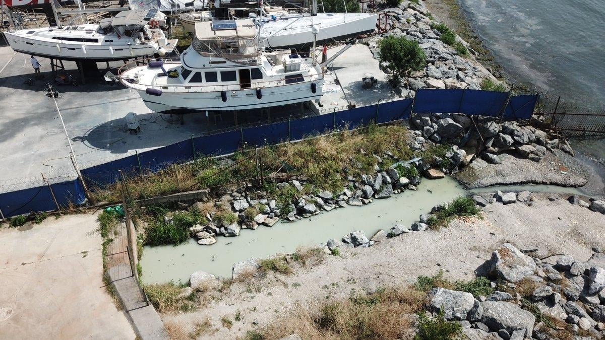 Kadıköy'de atıklarla pislenen derenin suyu denize karışıyor