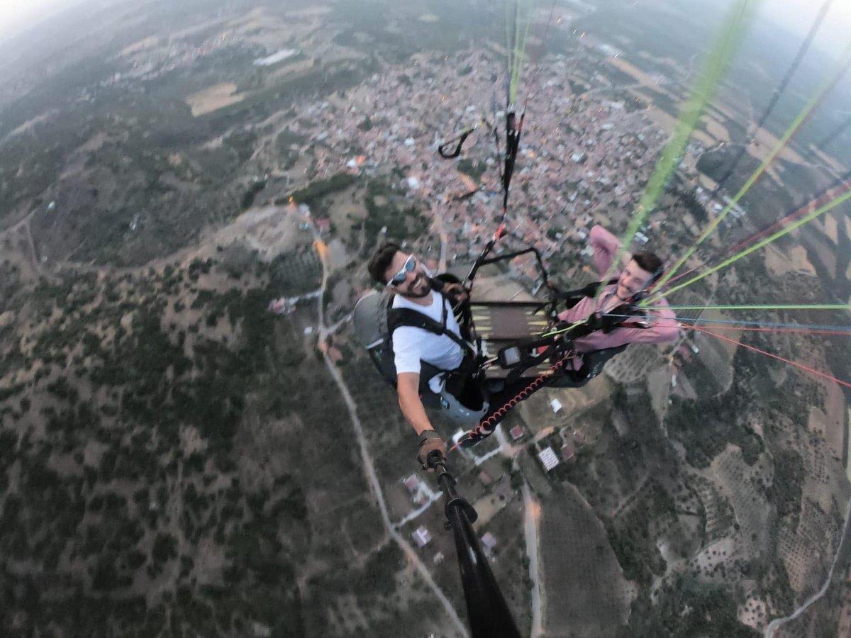 Manisa'da yamaç paraşütü yaparken tavla oynadılar