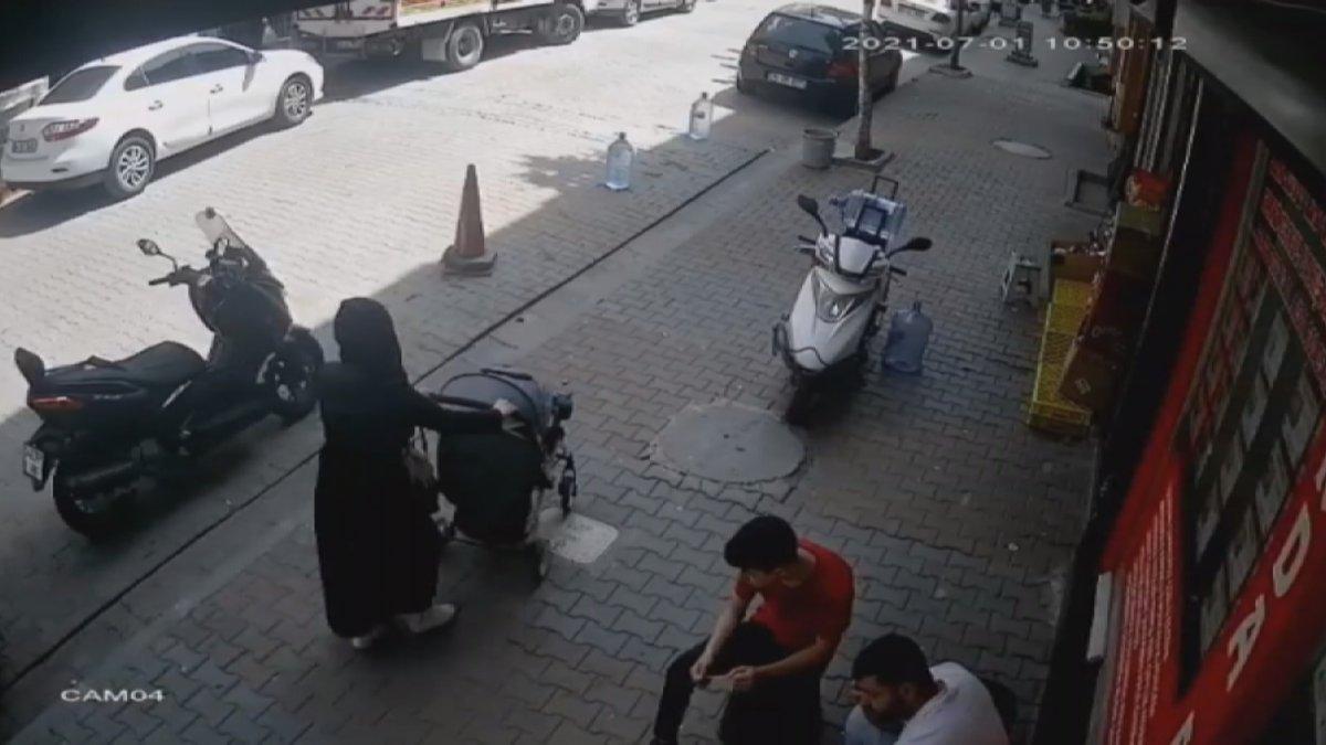 Küçükçekmece'de bebeğini düşüren anne, üstünden geçti