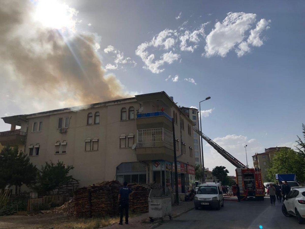 Kayseri'de 3 katlı apartmanın çatısında yangın çıktı
