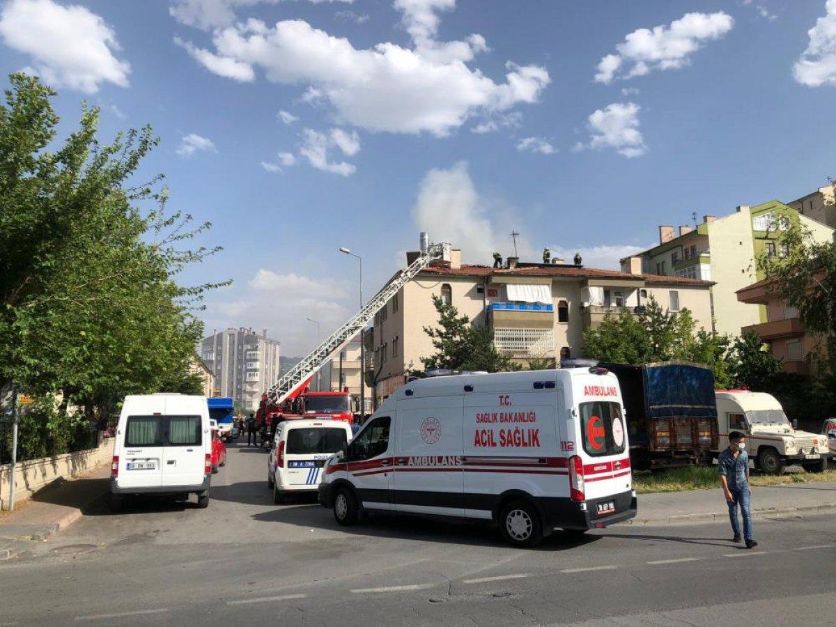 Kayseri'de 3 katlı apartmanın çatısında yangın çıktı
