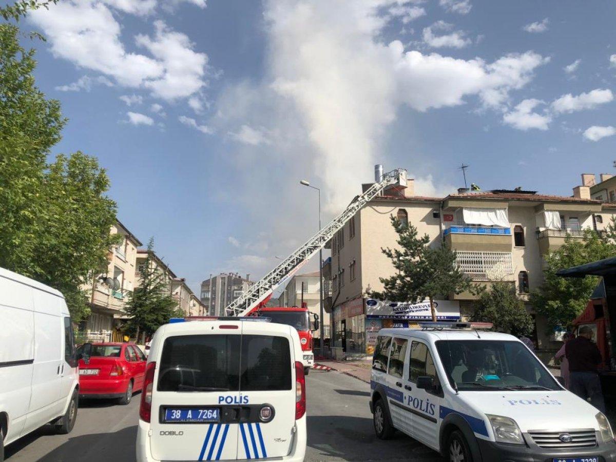 Kayseri'de 3 katlı apartmanın çatısında yangın çıktı