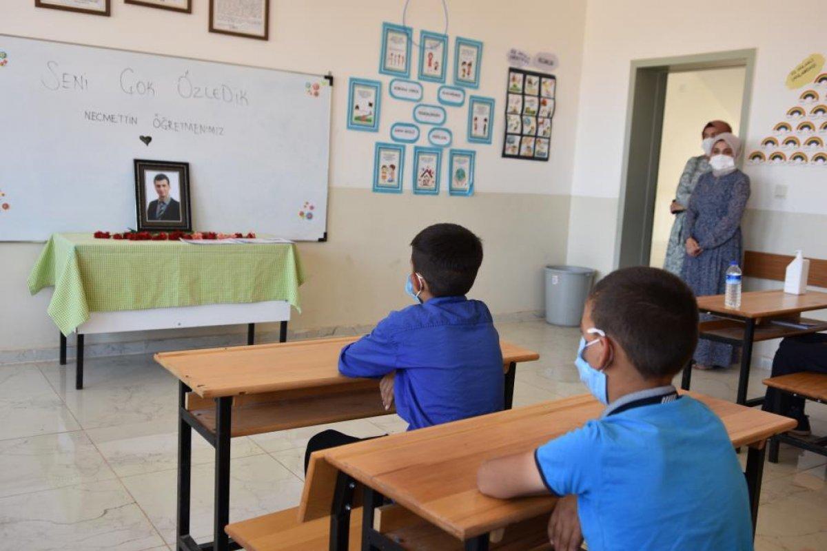 Şehit Necmettin Öğretmen'in okulunda karne töreni buruk geçti