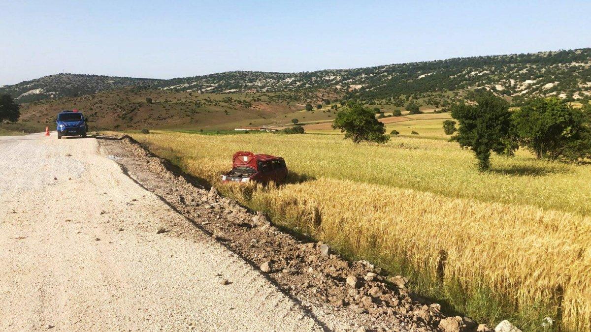 Eskişehir'de otomobil tarlaya devrildi