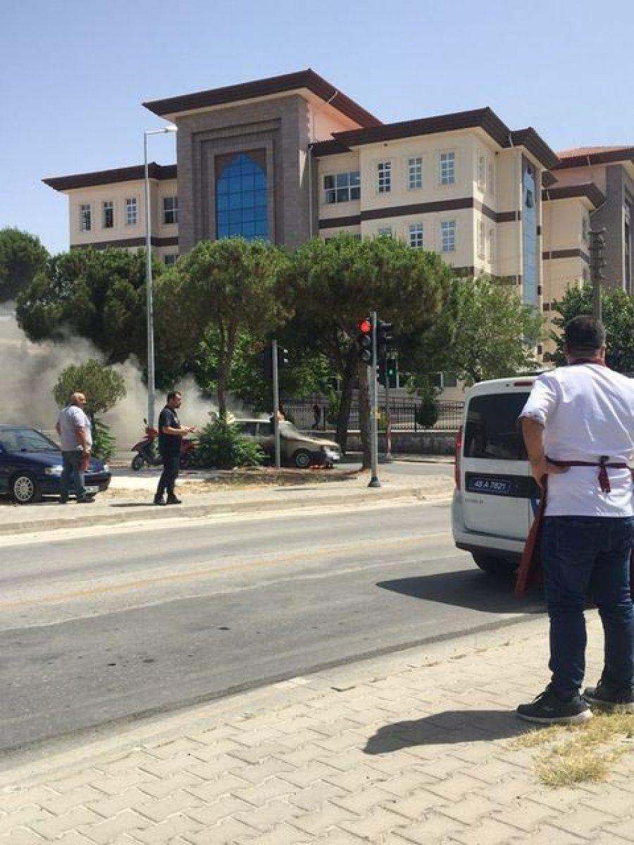 Muğla'da seyir halindeki otomobil yandı