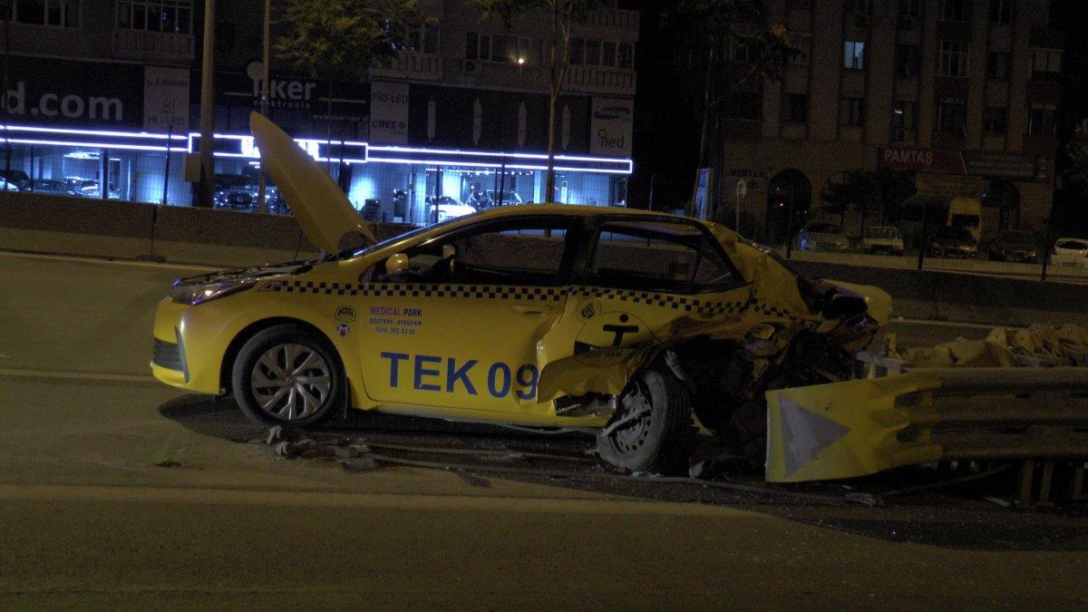 Kadıköy’de kaza yapan sürücü, otomobilini bırakıp kaçtı