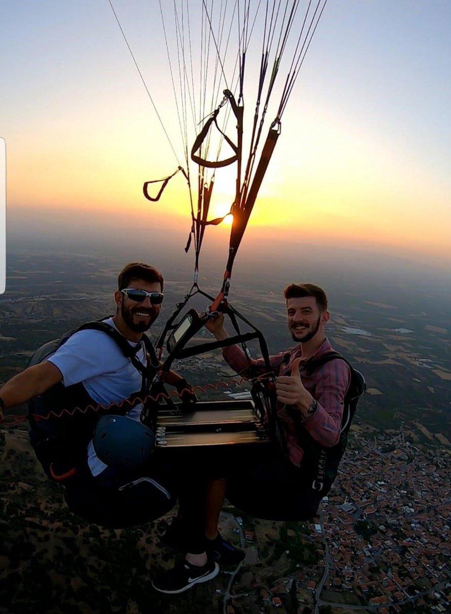 Manisa'da yamaç paraşütü yaparken tavla oynadılar