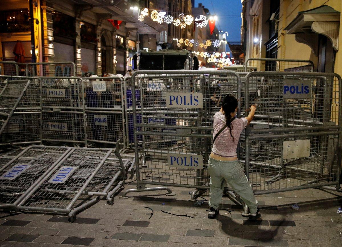 İstanbul Sözleşmesi protestosunda LGBT destekçileri polis barikatlarını yıktı