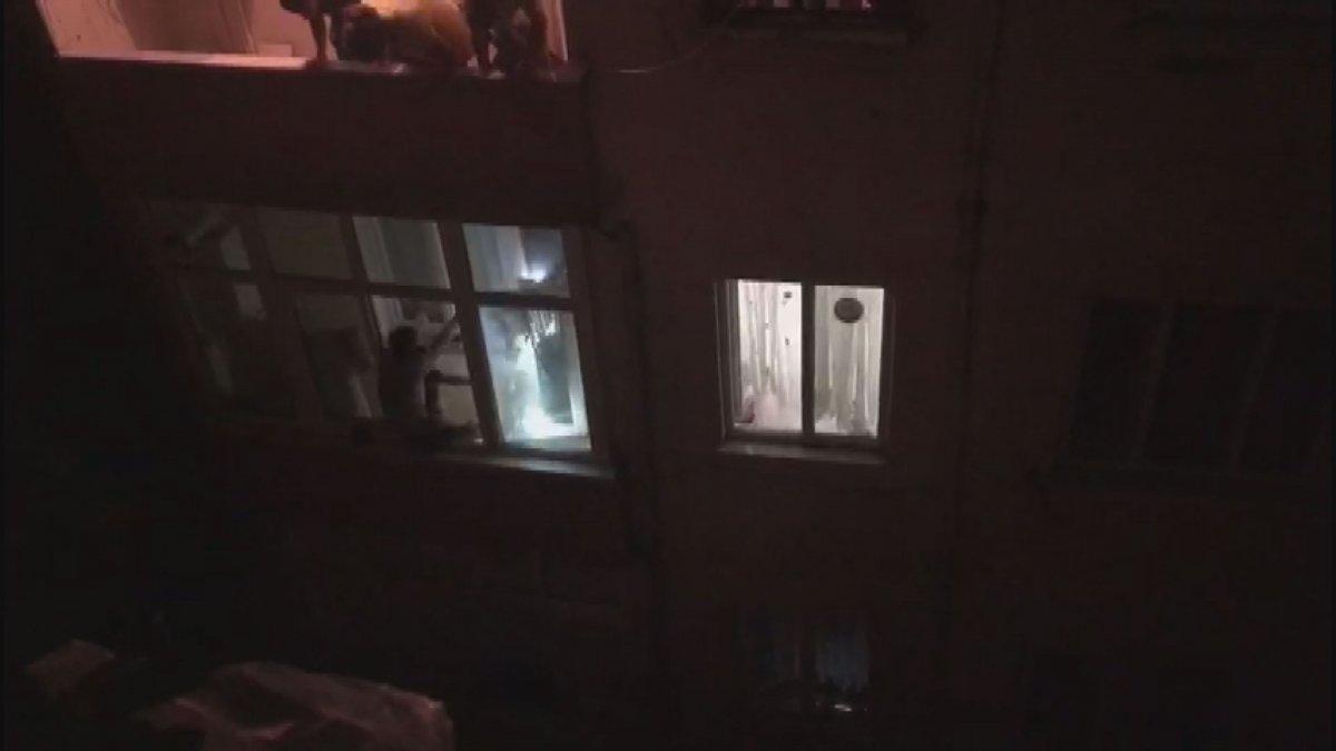 Beyoğlu'nda bıçakla oğlunu rehin alan babaya polis müdahalesi