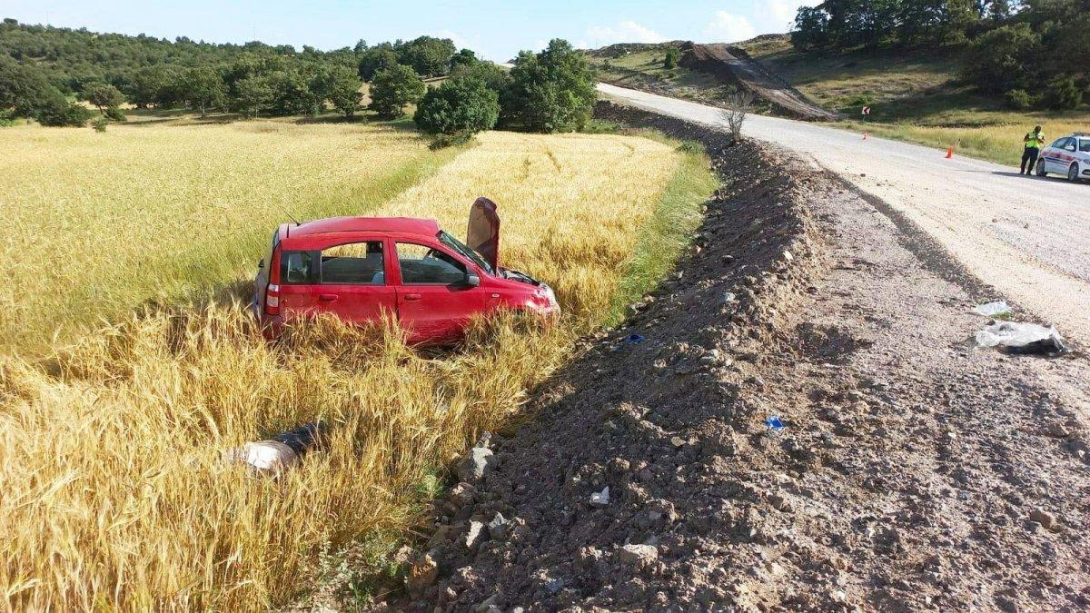 Eskişehir'de otomobil tarlaya devrildi