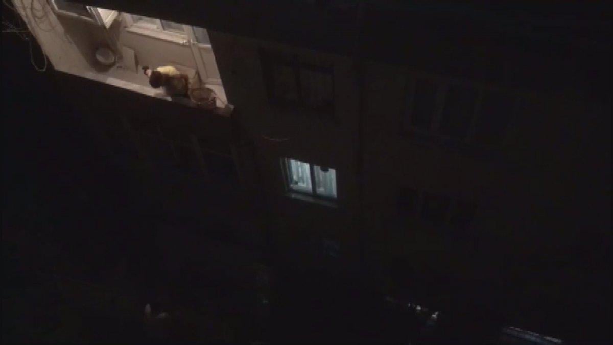 Beyoğlu'nda bıçakla oğlunu rehin alan babaya polis müdahalesi