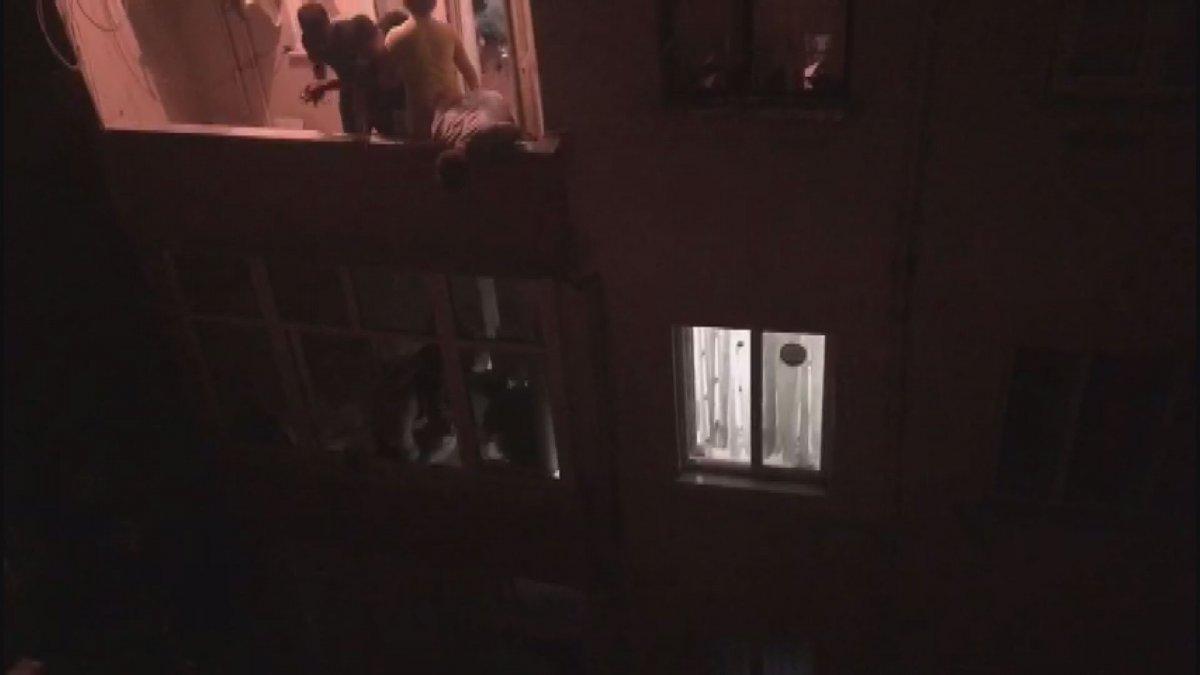 Beyoğlu'nda bıçakla oğlunu rehin alan babaya polis müdahalesi