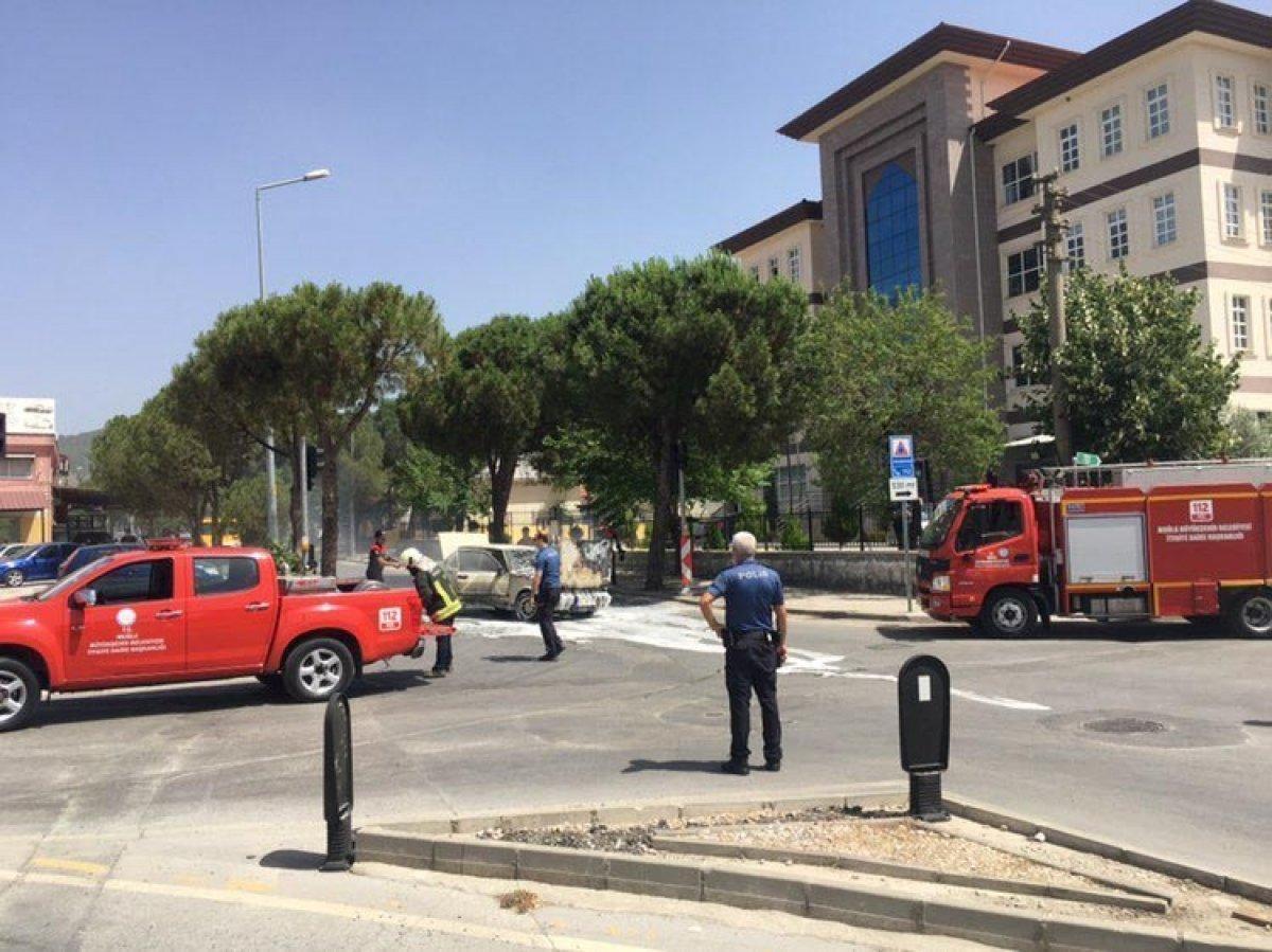 Muğla'da seyir halindeki otomobil yandı