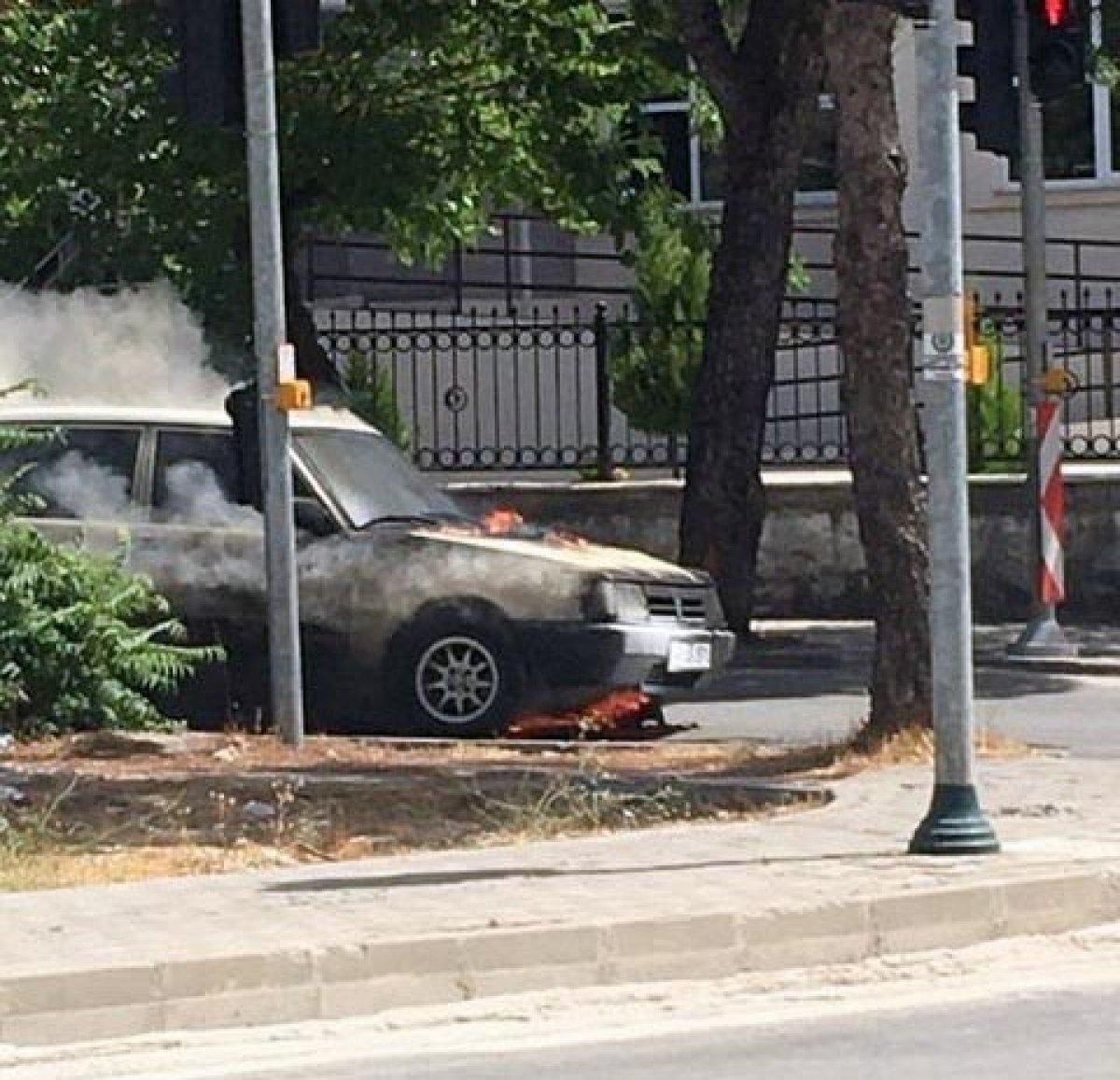 Muğla'da seyir halindeki otomobil yandı