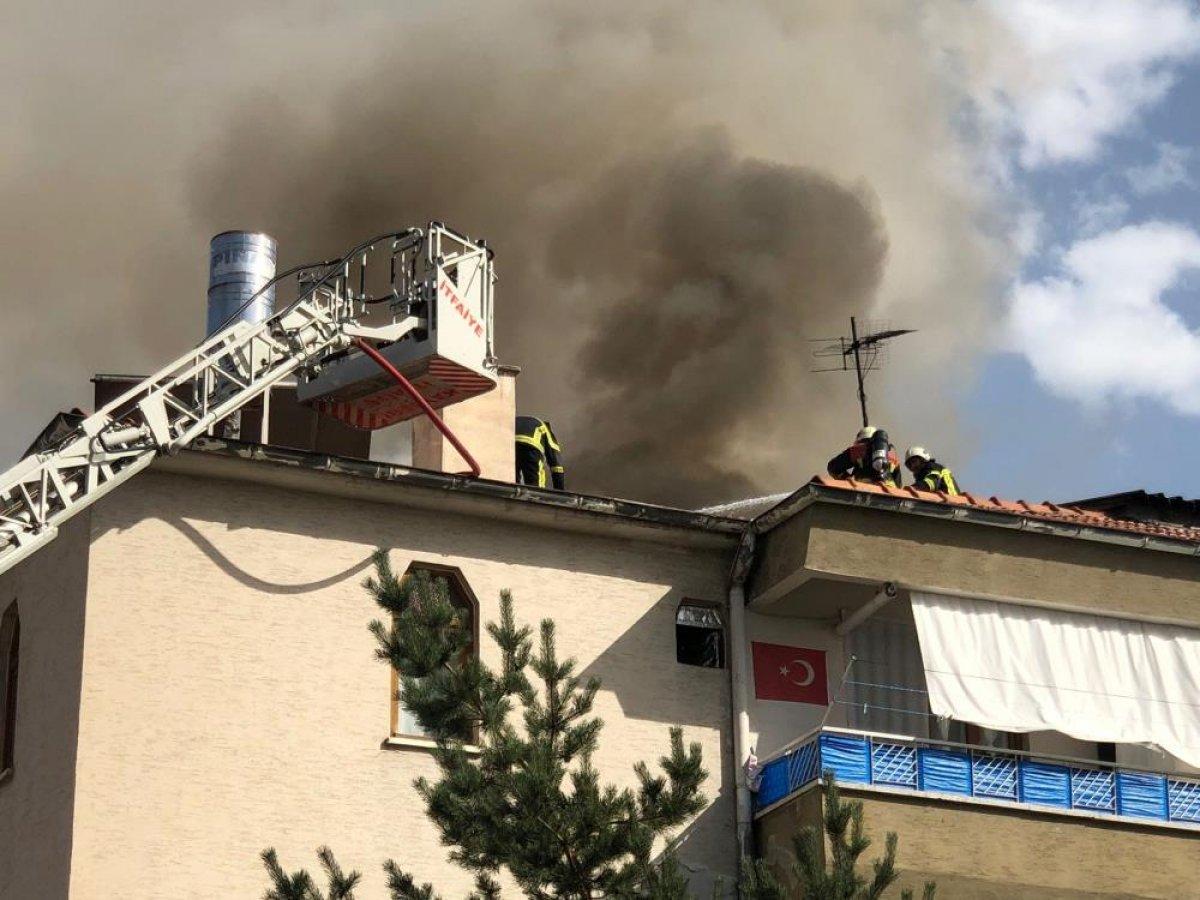 Kayseri'de 3 katlı apartmanın çatısında yangın çıktı