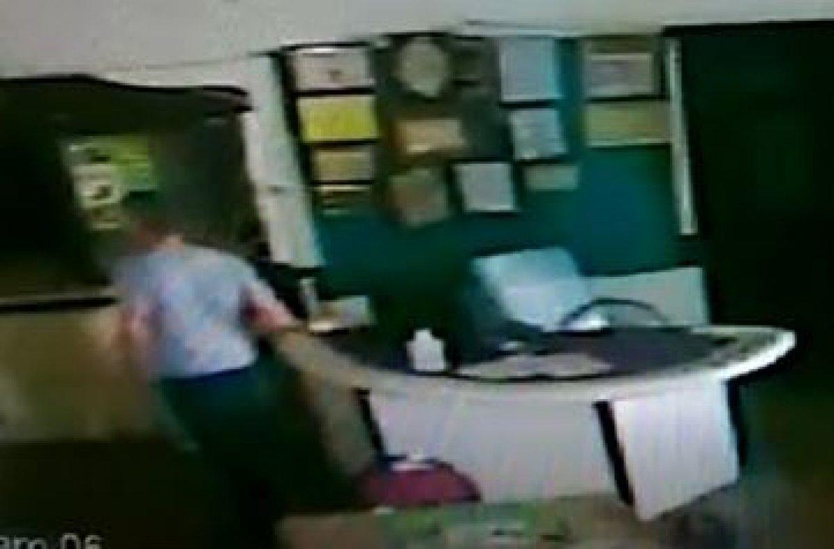 Denizli'de kahvehaneden cep telefonu çalan hırsız