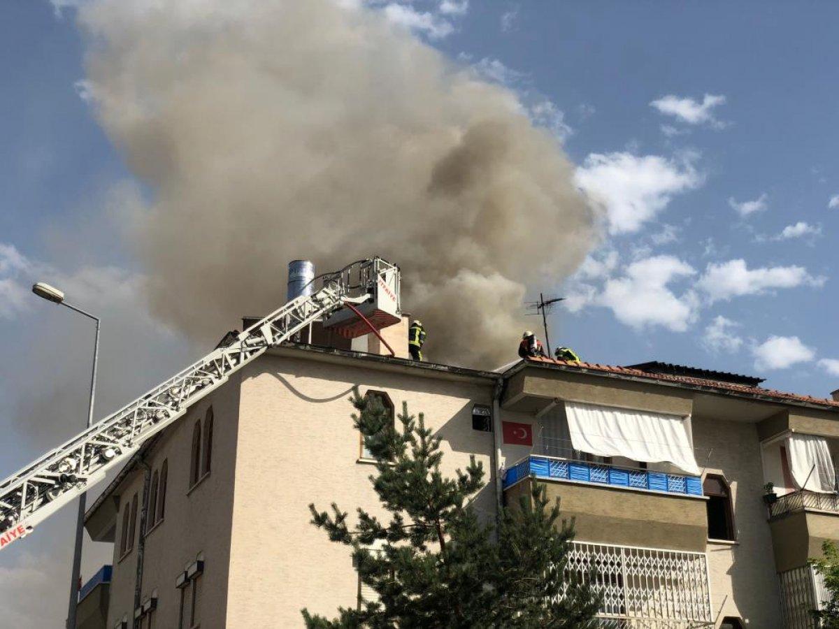 Kayseri'de 3 katlı apartmanın çatısında yangın çıktı