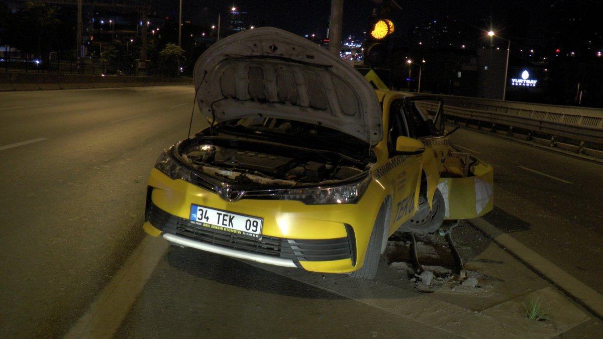 Kadıköy’de kaza yapan sürücü, otomobilini bırakıp kaçtı