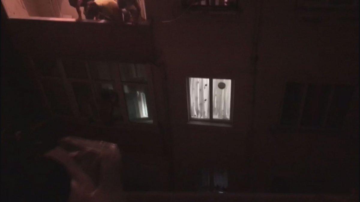 Beyoğlu'nda bıçakla oğlunu rehin alan babaya polis müdahalesi