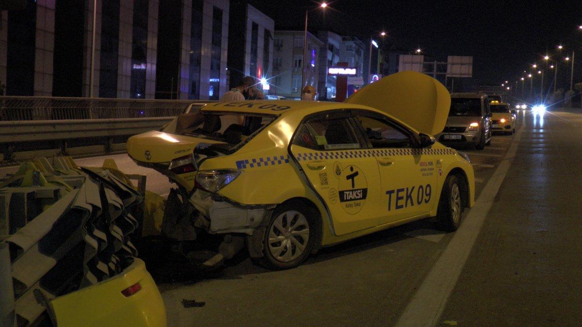 Kadıköy’de kaza yapan sürücü, otomobilini bırakıp kaçtı