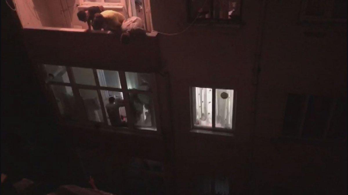 Beyoğlu'nda bıçakla oğlunu rehin alan babaya polis müdahalesi