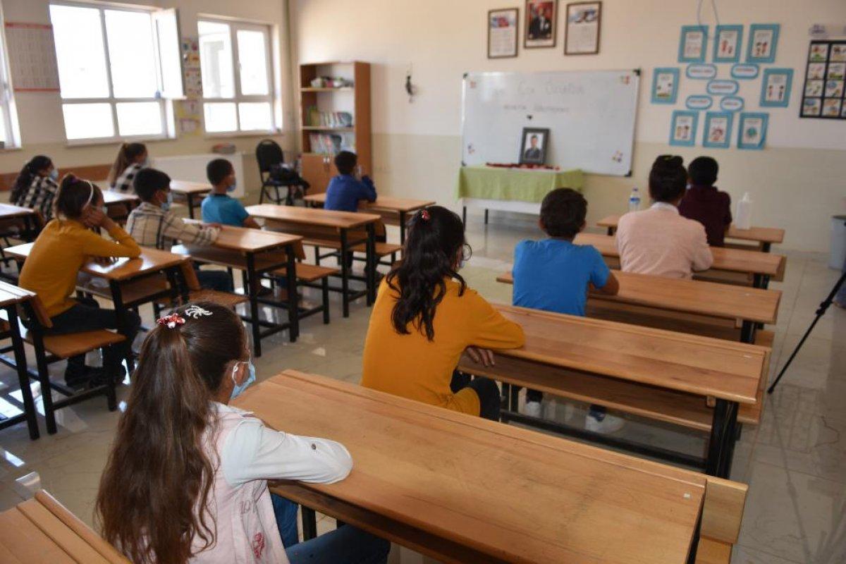 Şehit Necmettin Öğretmen'in okulunda karne töreni buruk geçti