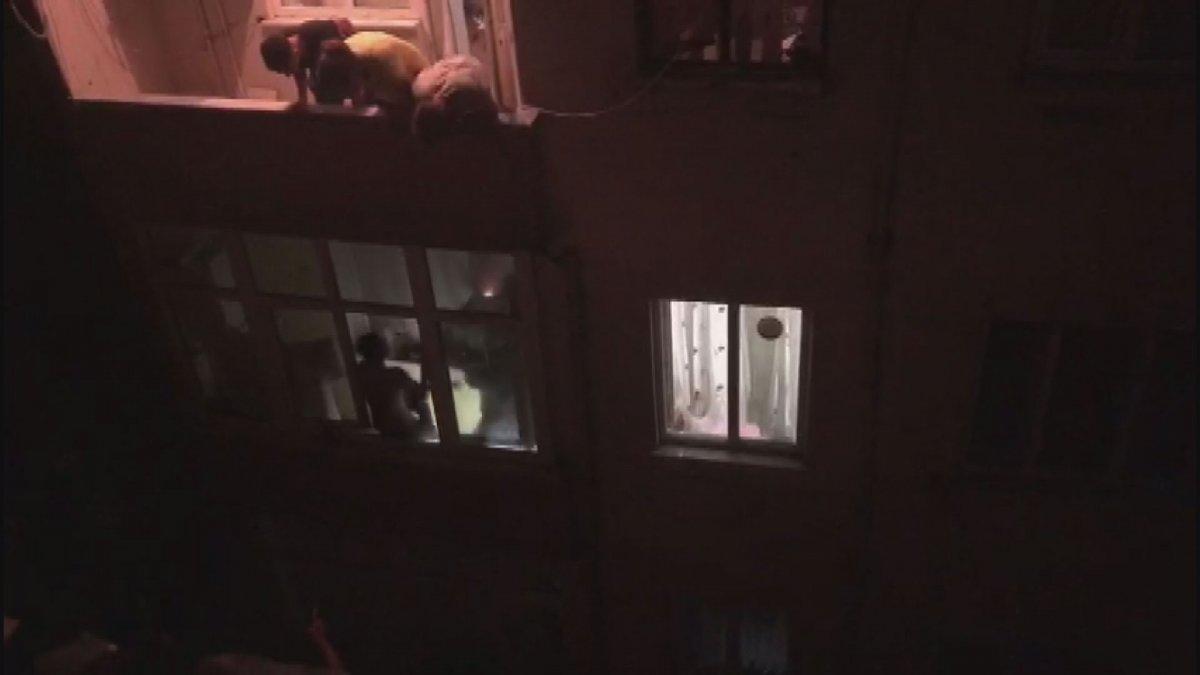 Beyoğlu'nda bıçakla oğlunu rehin alan babaya polis müdahalesi