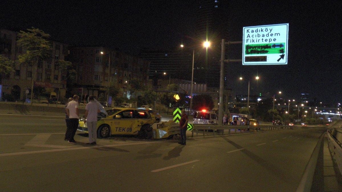 Kadıköy’de kaza yapan sürücü, otomobilini bırakıp kaçtı