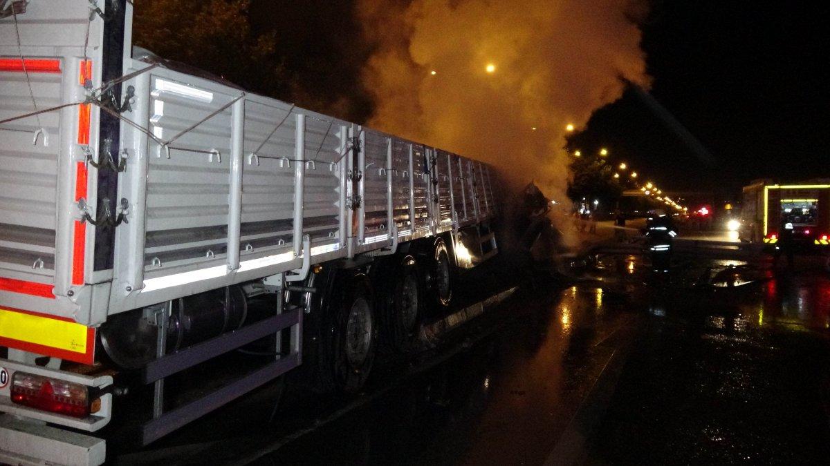 Samsun ‘da tabelaya çarpan tırın patlama anları kamerada