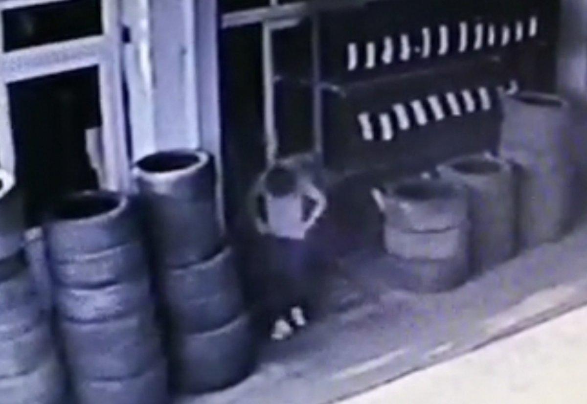 Bursa'da lastikçinin bilgisayarını çalan hırsız