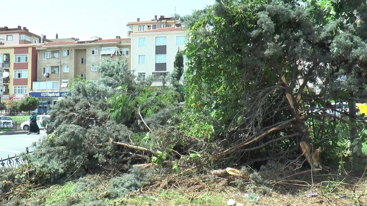 İstanbul'da direksiyonda fenalaşan sürücü refüje girdi
