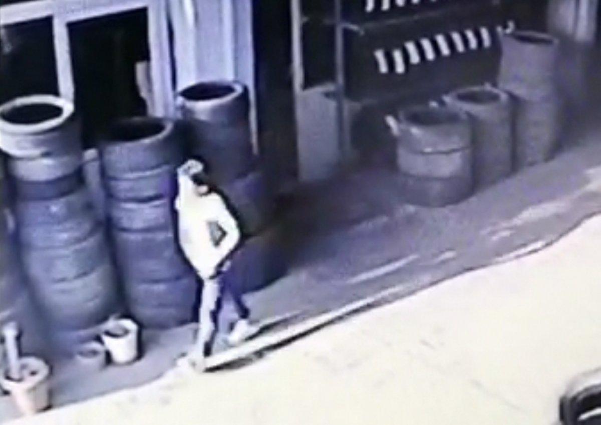 Bursa'da lastikçinin bilgisayarını çalan hırsız