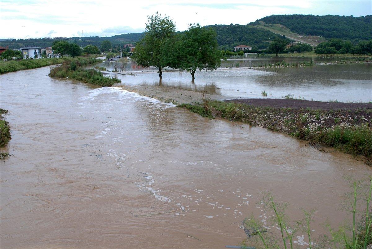 Şile'de sağanak: Dereler taştı