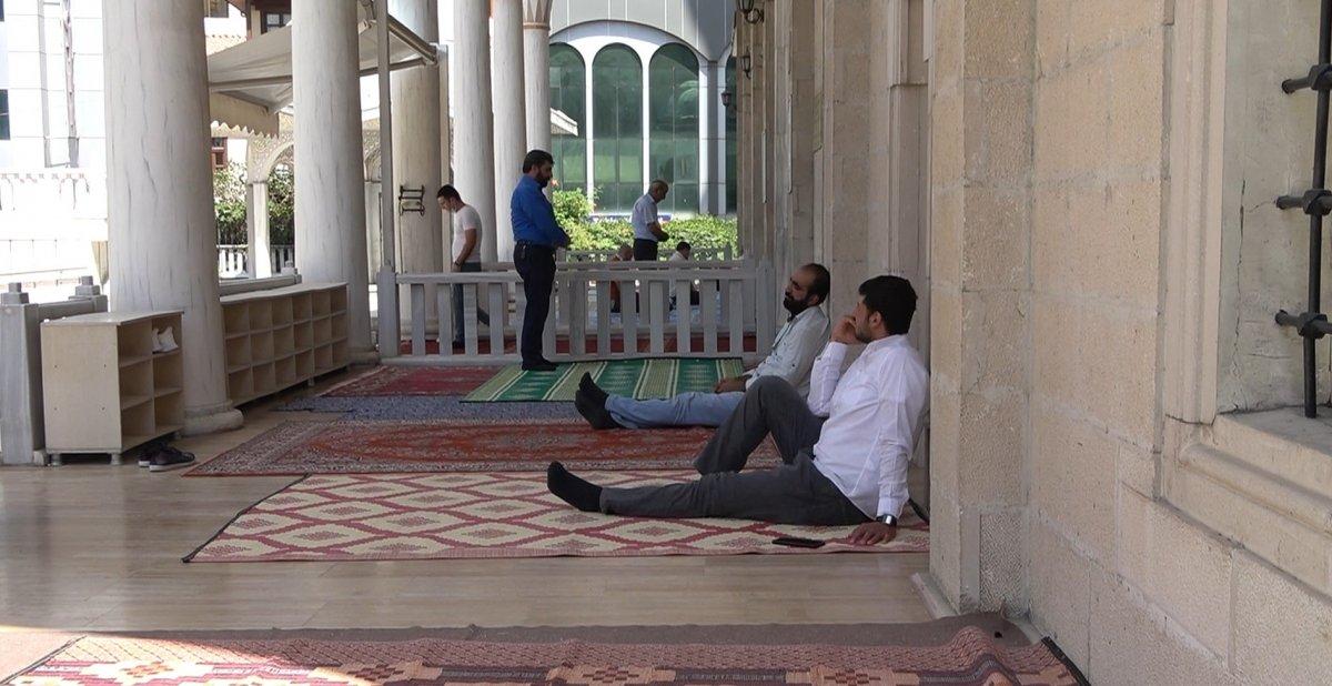 Elazığ'da sıcaktan bunalan vatandaştan ilginç yöntem