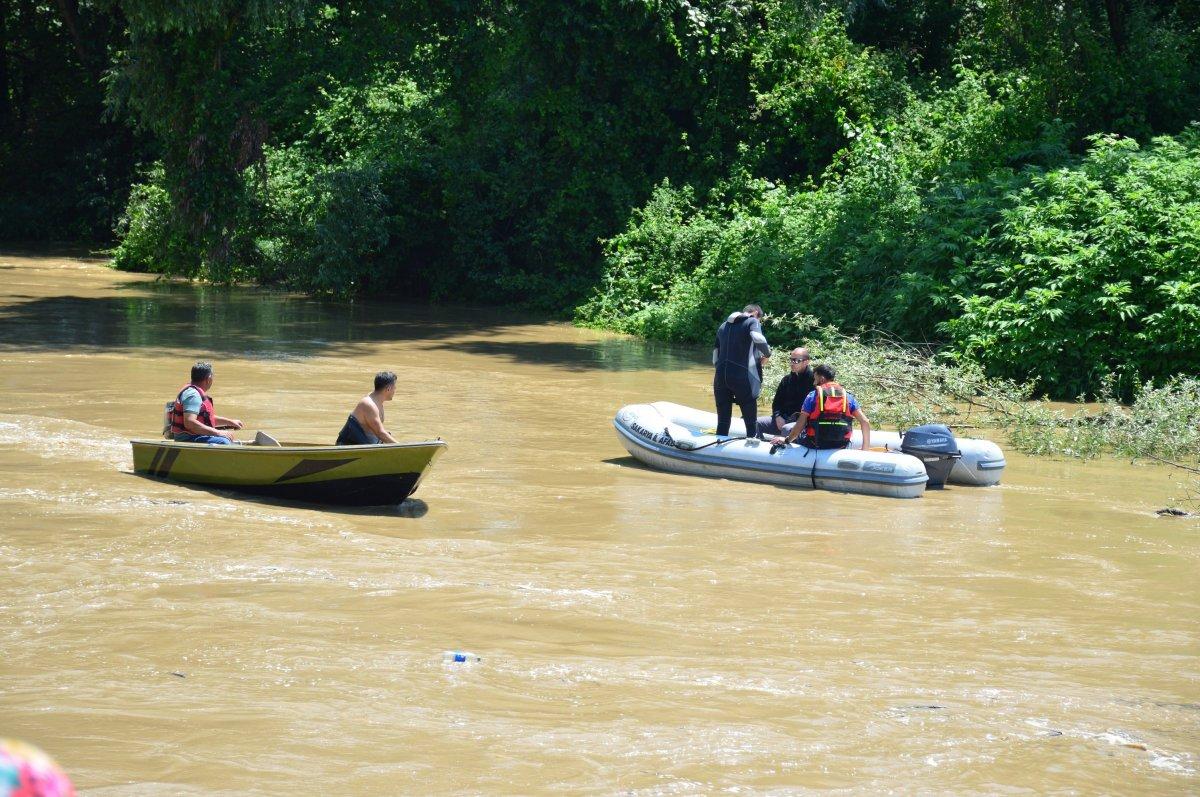 Sakarya'da arkadaşlarından helallik isteyerek girdiği nehirde kayboldu