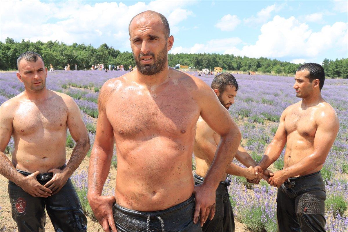 Kırklareli'de pehlivanlar, lavanta tarlasında Kırkpınar'a hazırlandı