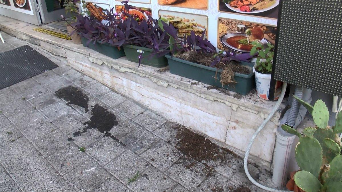 Sarıyer’de iş yerinin önündeki çiçeklerin çalınma anları kamerada