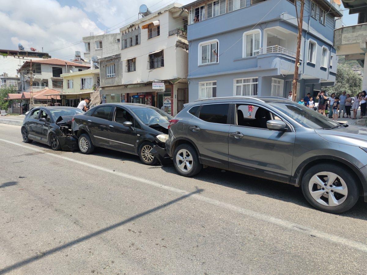 Hatay’da zincirleme kaza:4 araç birbirine girdi