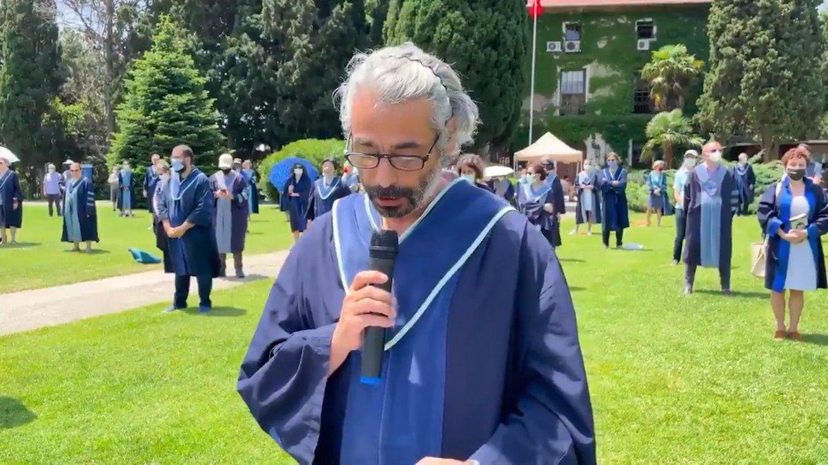 Boğaziçi Üniversitesi'nde akademisyenin elindeki metni okuyamadığı o anlar