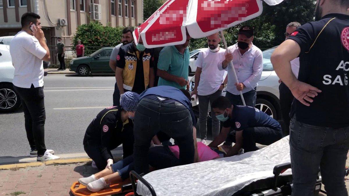 Avcılar’da kadına araba çarptı, seyyar satıcı şemsiye ile gölge yaptı