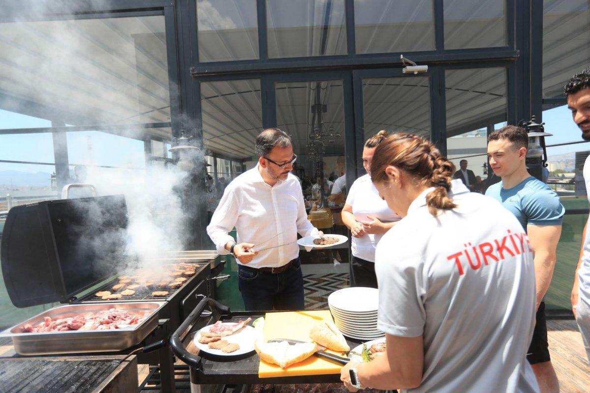 Bakan Kasapoğlu, olimpik sporcularla buluştu