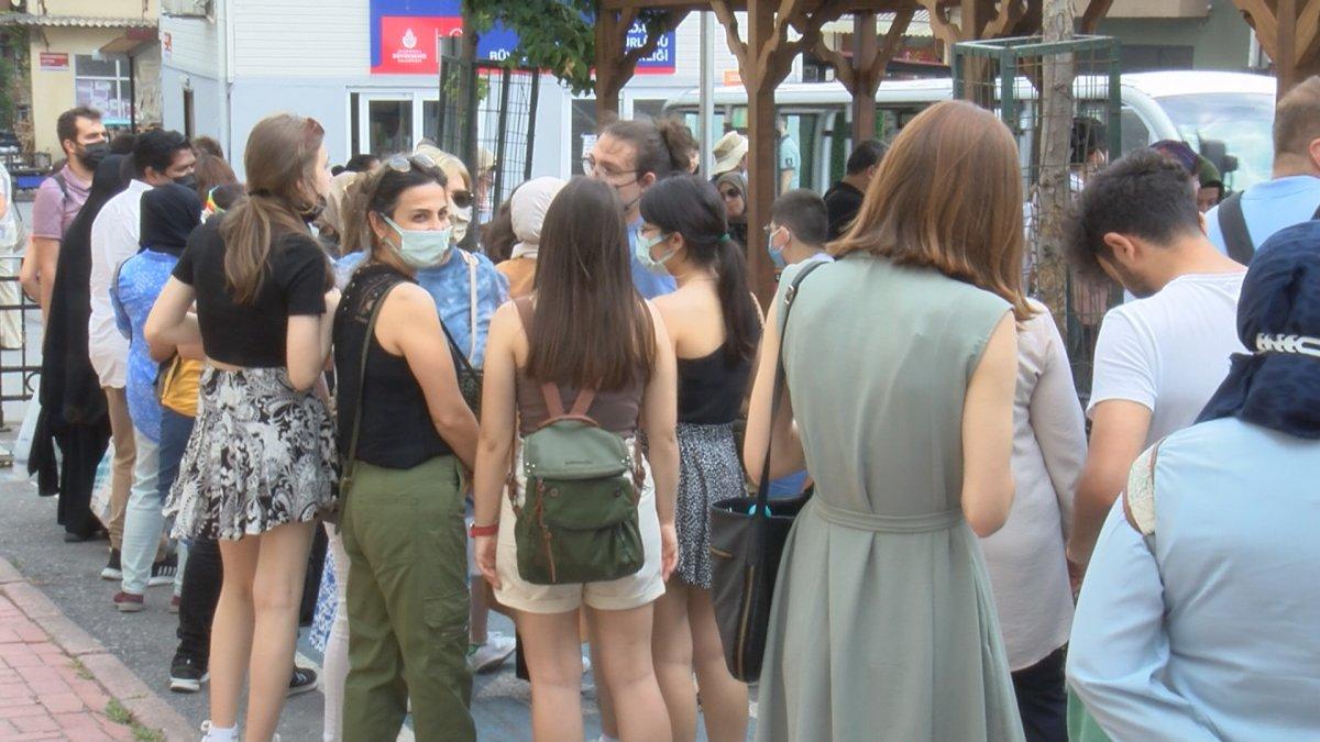 Büyükada’da elektrikli araç kuyruğu