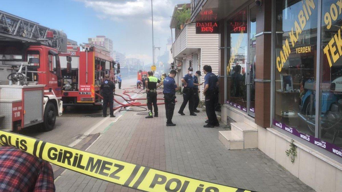 Bursa'da 3 ev yanarak kullanılamaz hale geldi