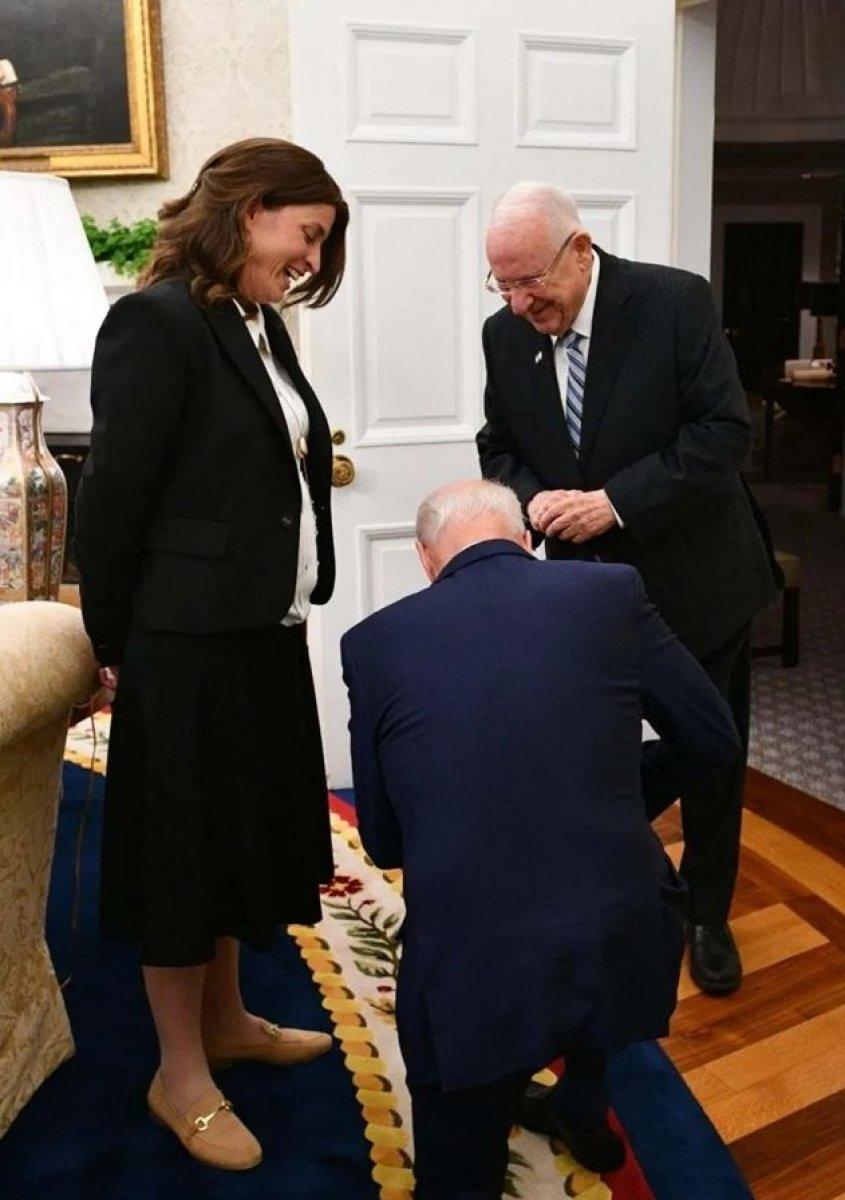 Joe Biden, İsrail Cumhurbaşkanı Özel Kaleminin önünde diz çöktü