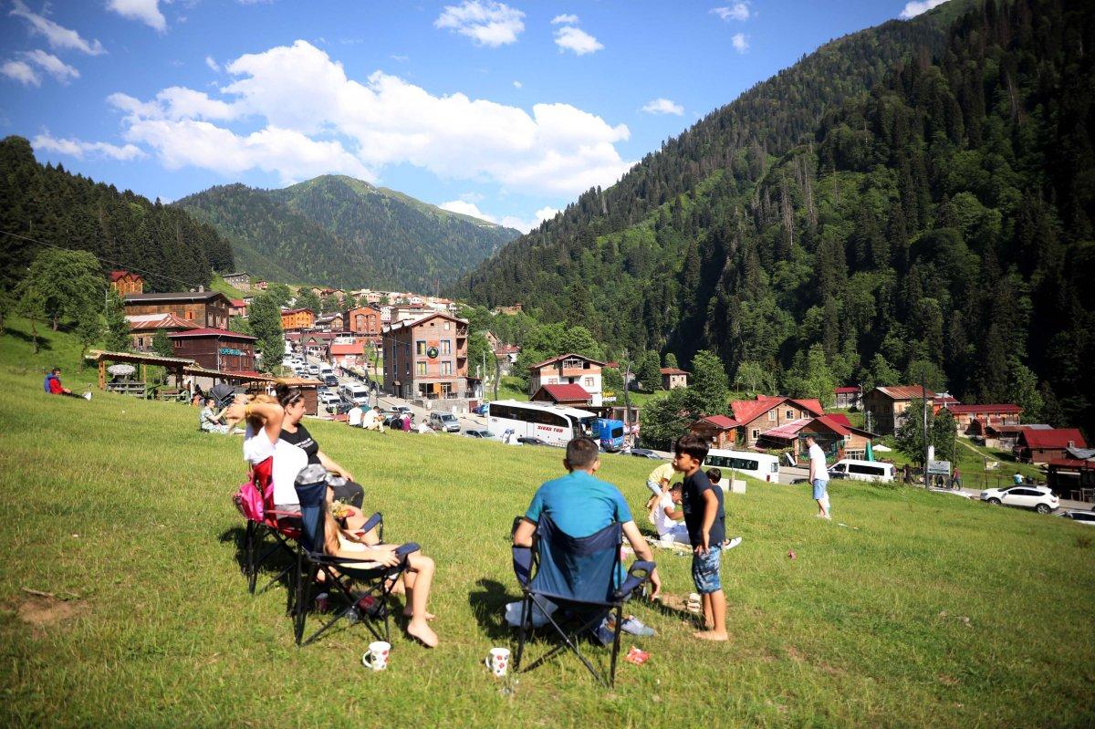 Ayder Yaylası ziyaretçilerin akınına uğruyor