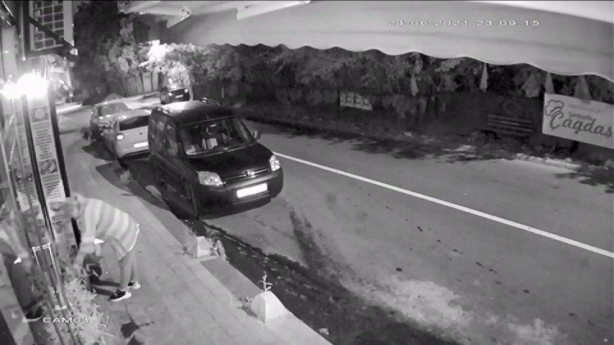 Sarıyer’de iş yerinin önündeki çiçeklerin çalınma anları kamerada
